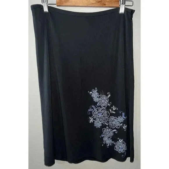 Ann Taylor Dresses & Skirts - Ann Taylor Size 8 Skirt Embroidered Flowers Lined